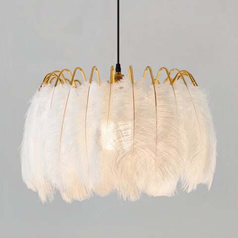 Araña de plumas en forma de corona con tallos colgantes de metal dorado. Sobre fondo gris.
