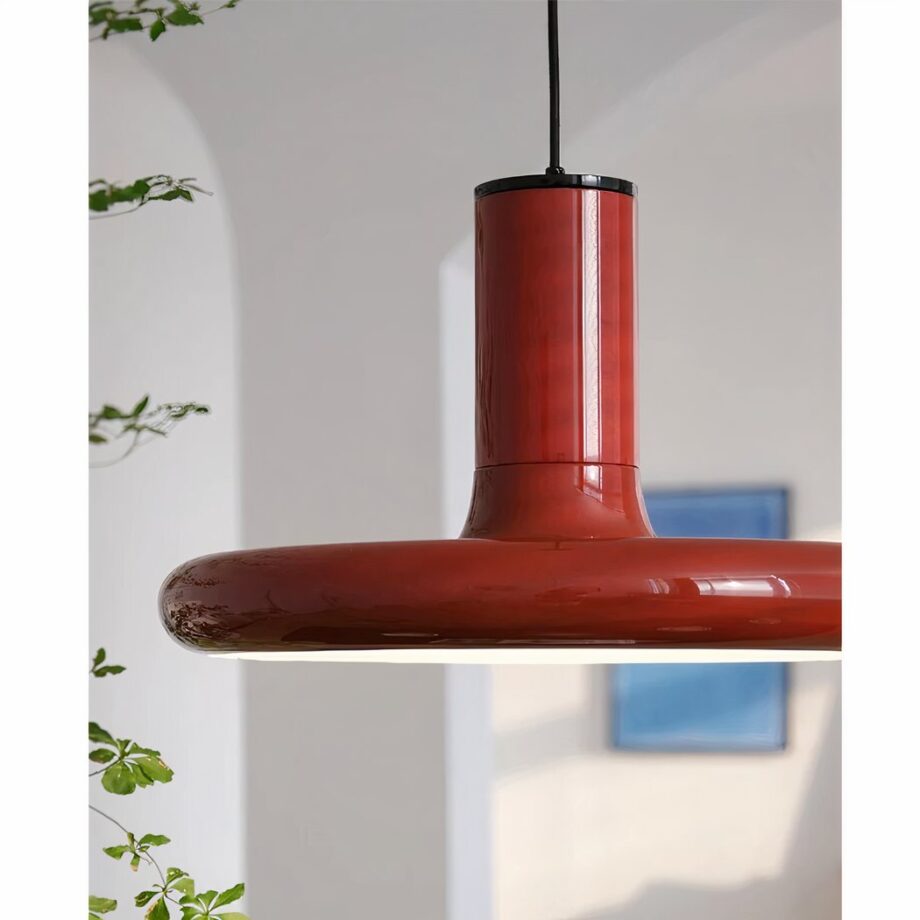 Araña redonda roja postmoderna de estilo danés — en ambiente