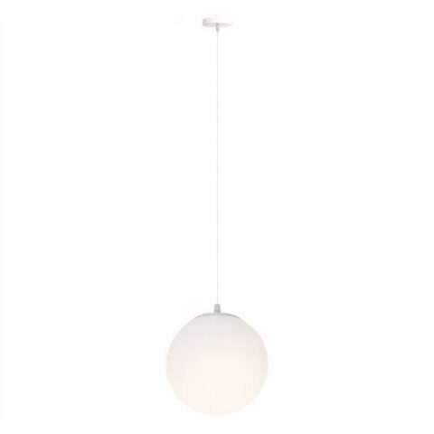 Araña de bolas blancas, suspendida. Sobre fondo blanco.