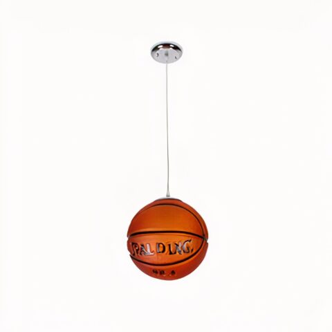 Araña colgante con forma de pelota de baloncesto sobre fondo blanco.