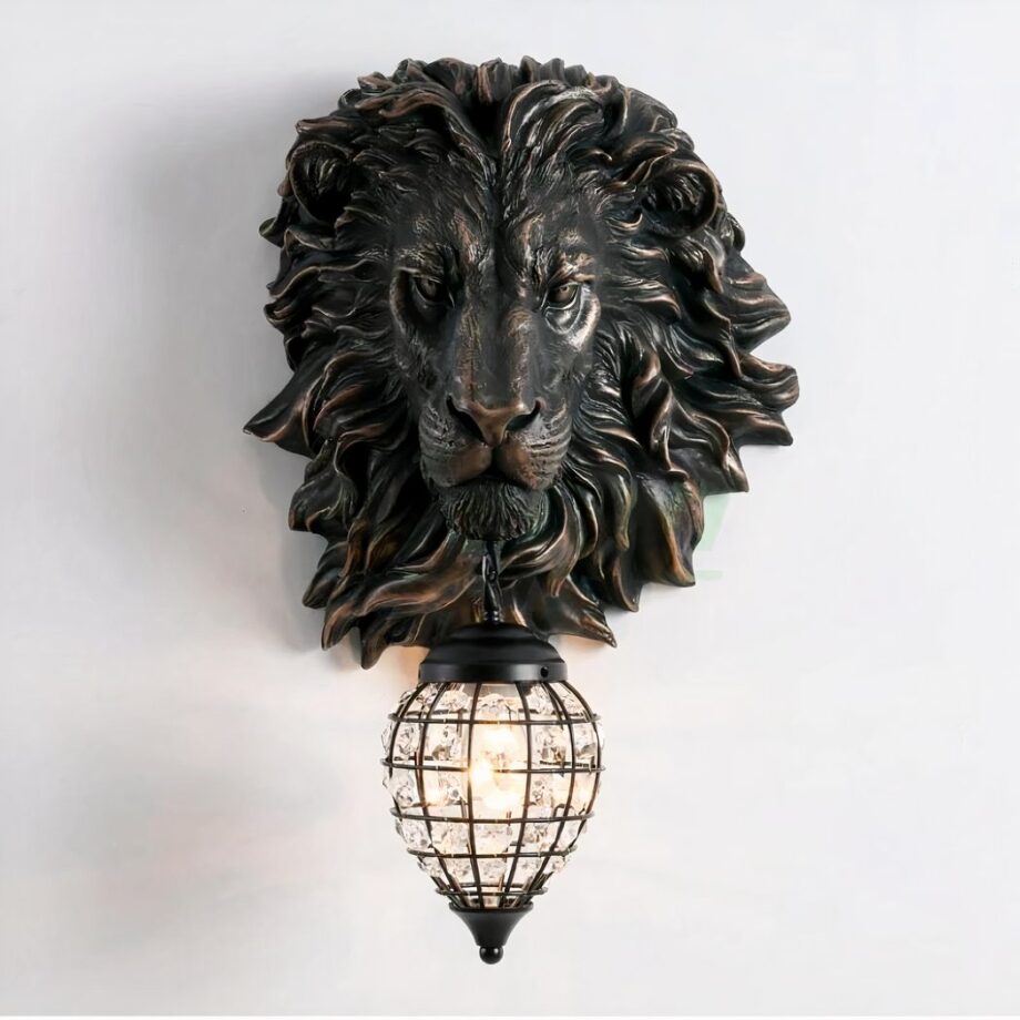 Aplique con forma de cabeza de león en resina negra. Bajo su boca, una linterna en forma de gota en malla metálica negra. Diamantes de imitación alrededor del farol y una bombilla en el centro.
