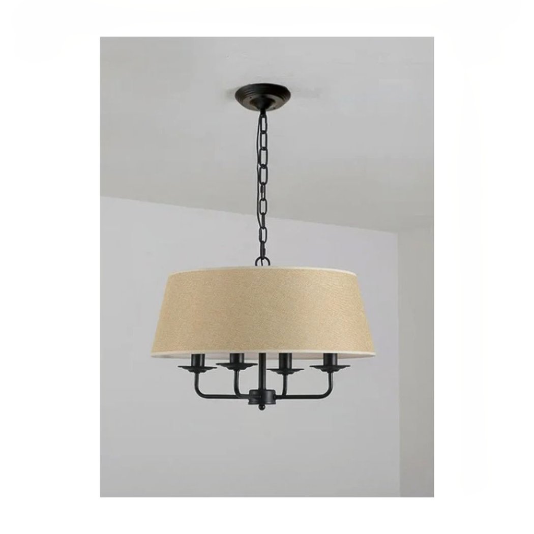 Araña de hierro negro con pantalla de tela beige y cuatro brazos en un techo blanco