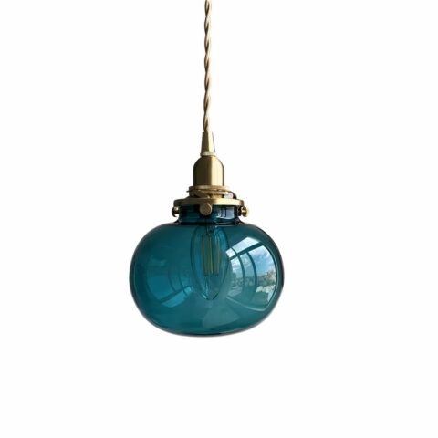 Lámpara de suspensión con cable dorado y portalámparas dorado con bola de cristal azul pato.