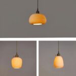 Lámpara colgante tradicional de cerámica hecha a mano en tres versiones, suspendida del techo, iluminada y con fondo gris.