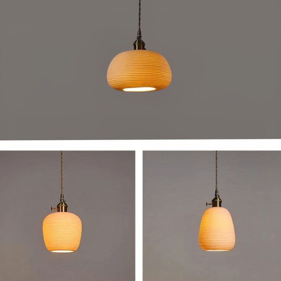 Lámpara colgante tradicional de cerámica hecha a mano en tres versiones, suspendida del techo, iluminada y con fondo gris.