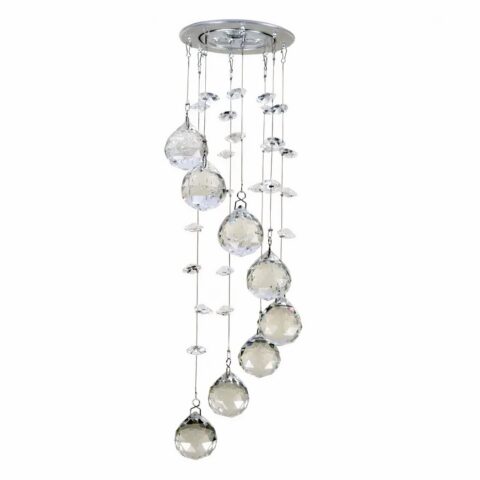 Lámpara de techo plateada con gotas de agua de cristal transparente suspendidas por cables a diferentes alturas para crear un efecto espiral.