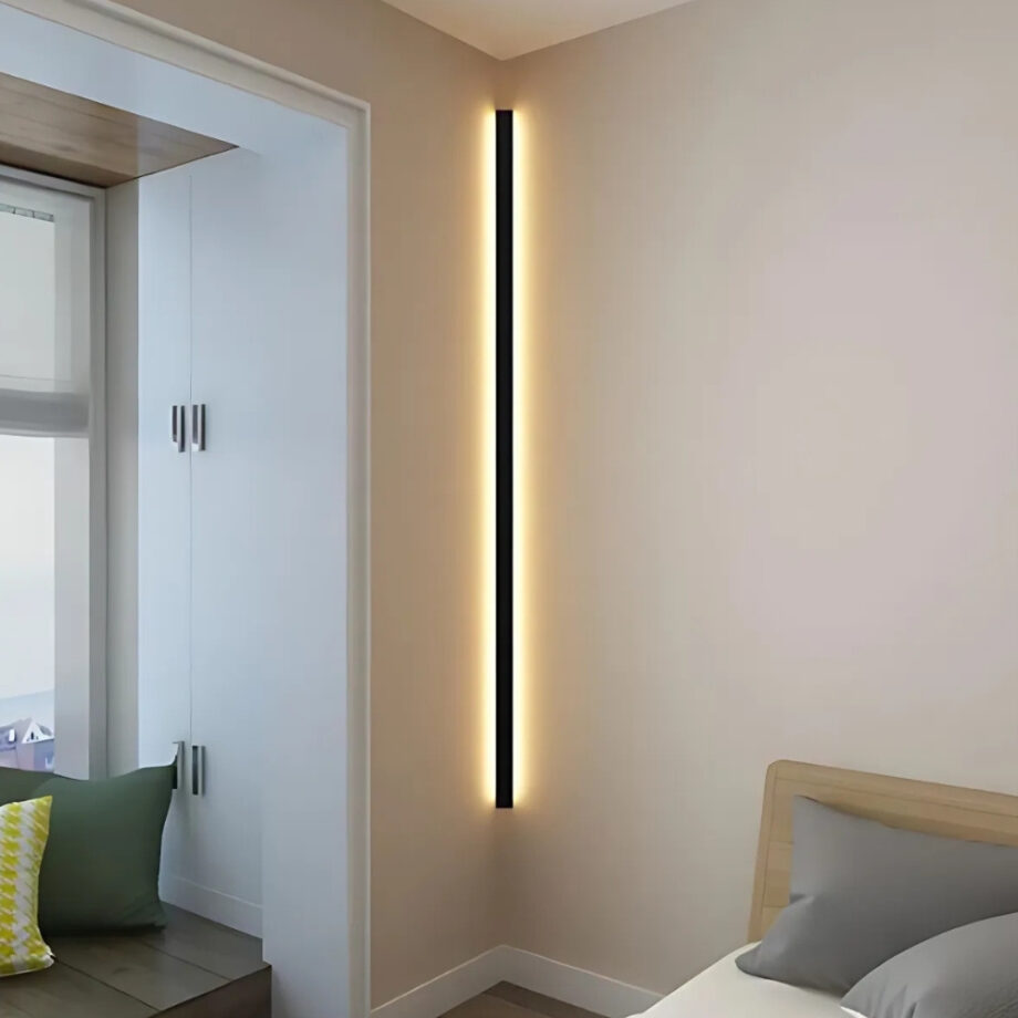 Aplique minimalista negro — en ambiente