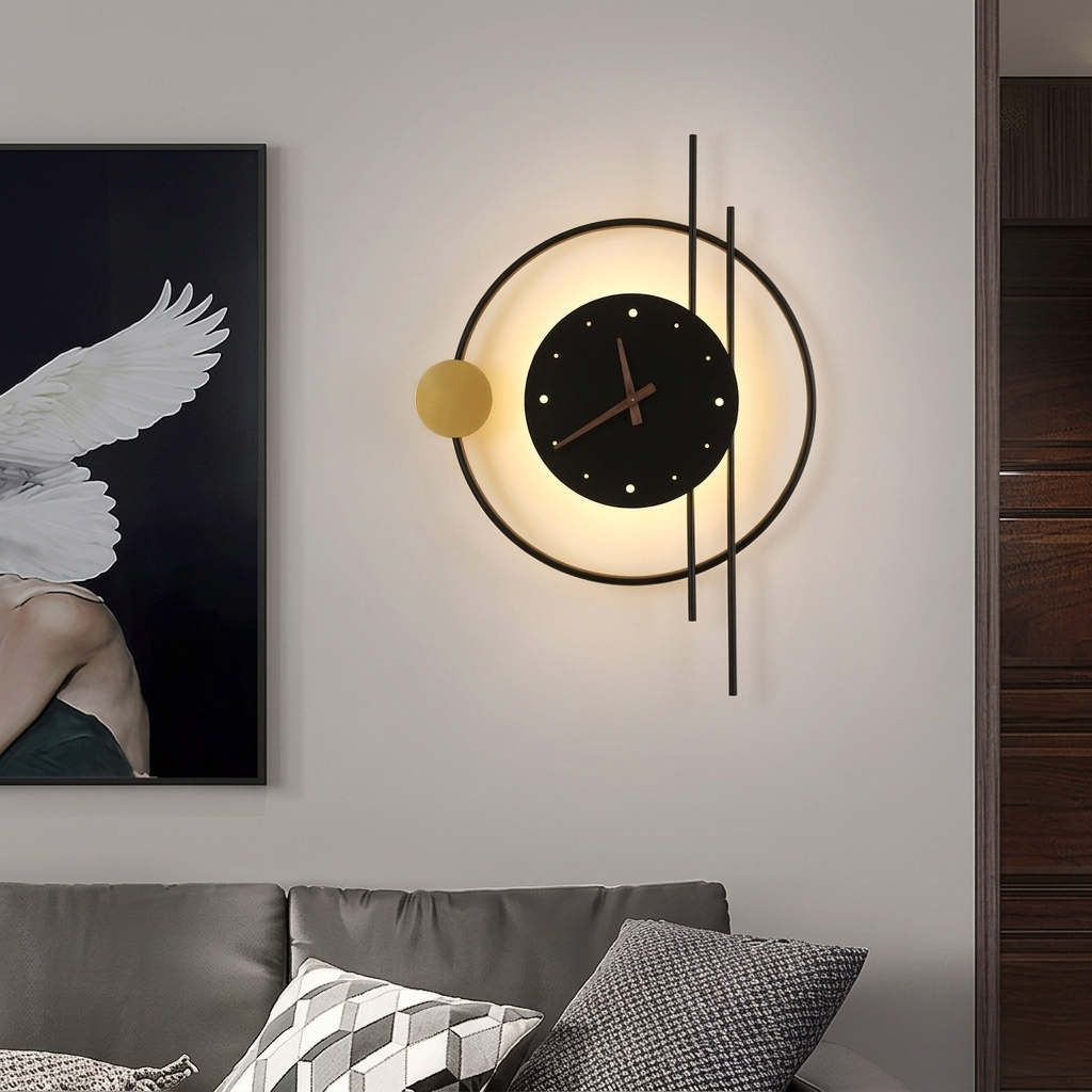 Reloj de pared decorativo dorado y negro con iluminacion sobre un sofa junto a un cuadro