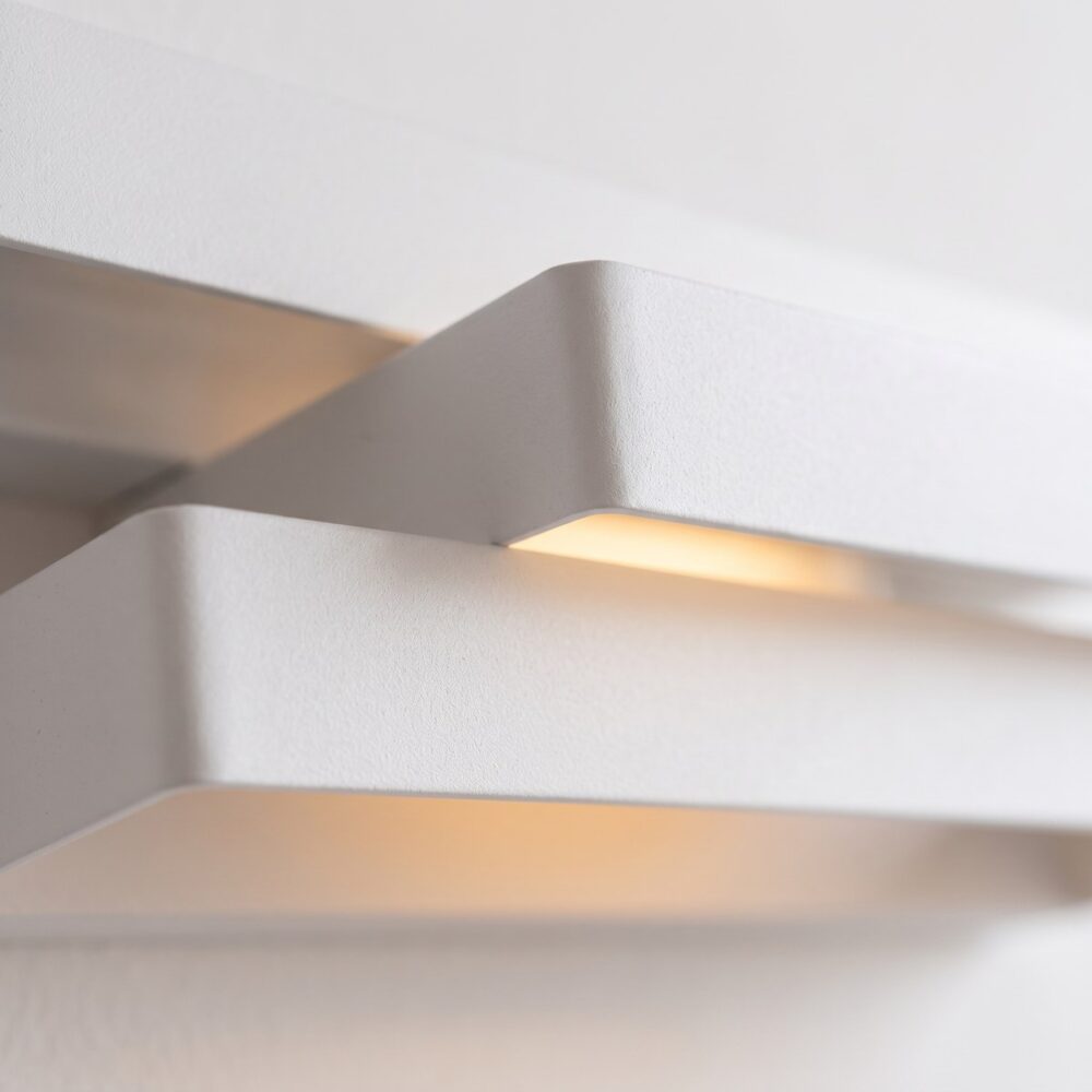 Aplique de pared de diseño en acero blanco