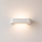 Aplique de pared geométrico en cerámica blanca