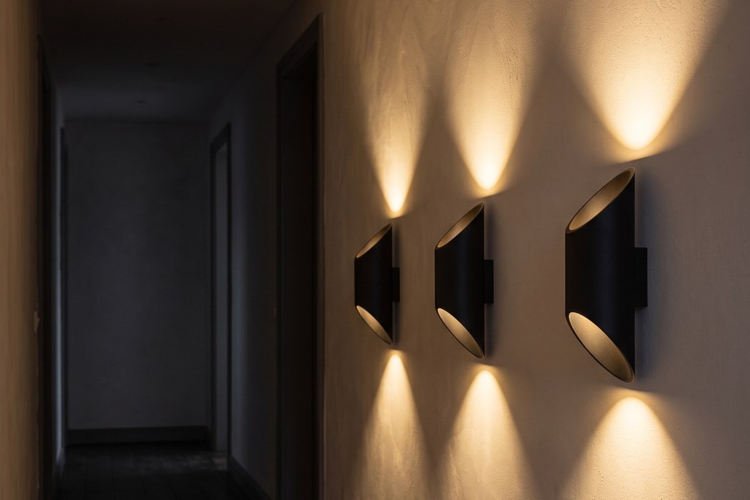 Aplique tubo biselado de 30 cm en aluminio blanco o negro